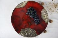 Czerwona patera ceramiczna z koronkami